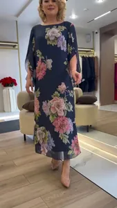 Vista detallada de un elegante vestido largo azul marino con estampado floral y mangas 7 puntos