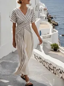 Elegante vestido de verano a rayas blancas y negras con cuello en V y cintura cruzada