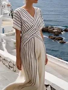Elegante vestido de rayas blancas y negras con cintura cruzada para verano
