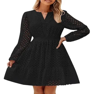 Abito corto nero elegante con scollo a V, ricamo traforato e maniche lunghe in cotone
