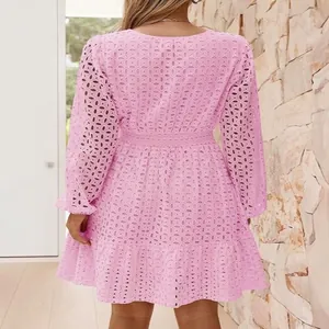 Abito rosa elegante in cotone ricamato a maniche lunghe vista posteriore per donna