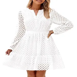 Elegante abito bianco in cotone con scollo a V e ricamo a occhielli per donna