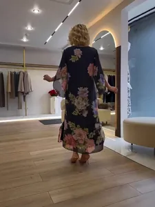 Elegante vestido largo con estampado floral, mangas 3/4 y diseño de posicionamiento