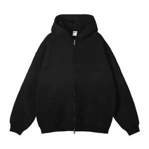 Platte weergave van een zwarte effen oversized hoodie met rits en kangoeroezak