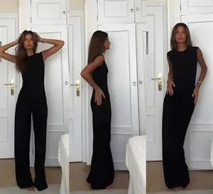 Detaillierte Ansicht des ärmellosen schwarzen Damen-Jumpsuits mit weitem Bein für 2025