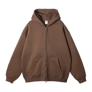 Detailweergave van een bruine oversized hoodie met ritssluiting en kangoeroezakken