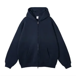 Gedetailleerd vooraanzicht van een donkerblauwe hoodie met rits en een ruime pasvorm.