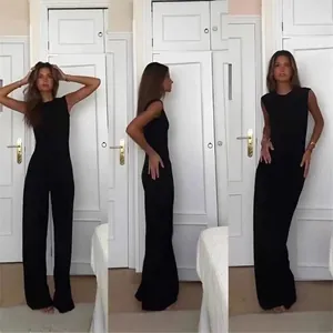 Combinaison pantalon large noire sans manches au design minimaliste, plusieurs vues.