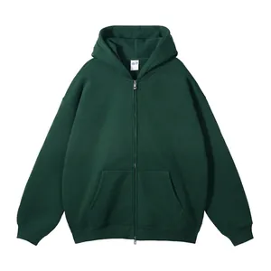 Vooraanzicht detail van een donkergroene oversized hoodie met rits en zakken