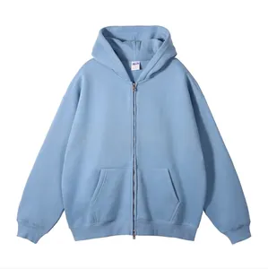 Vooraanzicht detail van een effen lichtblauwe oversized hoodie met rits