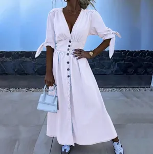 Vooraanzicht van een elegante lichtroze midi-jurk met V-hals en knoopsluiting