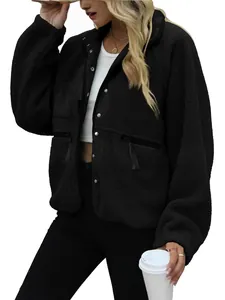 Veste polaire noire boutonnée pour femme, idéale pour un style décontracté automne.