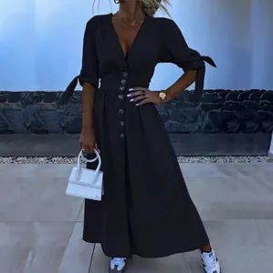 Gedetailleerd overzicht van een elegante effen casual midi-jurk met V-hals en strikmouwen