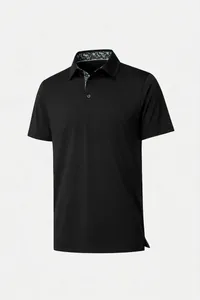 Vista detallada de un polo negro transpirable con cuello interior estampado