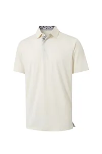 Vista detallada de polo beige transpirable para hombre con adorno floral en el cuello