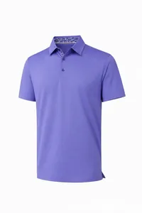 Primer plano de un polo de hombre morado transpirable para negocios con detalle floral