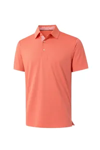 Detalle de un polo de hombre transpirable color coral con cuello de estilo ejecutivo.