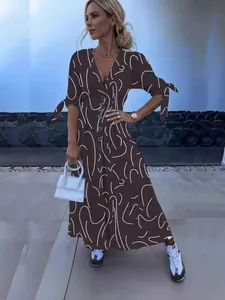 Elegante donkerbruine lange jurk met V-hals en witte abstracte lijnen voor dames