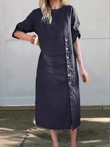 Vestido casual de lino azul marino con cuello redondo y detalle de botones laterales