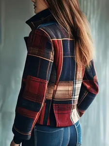 Detailansicht eines klassischen Vintage-Blazers mit buntem Karomuster für den Herbst.