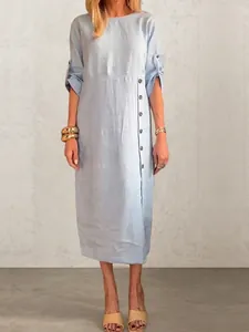 Elegante vestido midi de lino azul claro con botones laterales y un corte relajado y cómodo