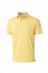 Primer plano de polo de hombre amarillo con detalle floral en el cuello.
