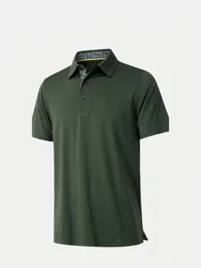 Primer plano del cuello y la tapeta de botones de un polo de hombre traspirable verde oscuro.