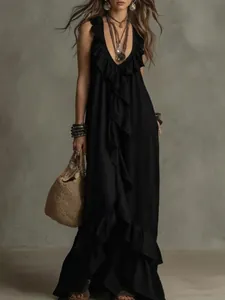 Elegantes schwarzes Boho-Maxikleid mit V-Ausschnitt, ärmellos und mit Rüschen