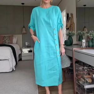 Casual halflange jurk met ronde hals en korte mouwen en knopen aan de zijkant in turquoise
