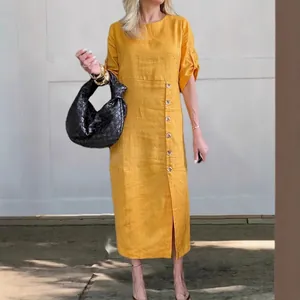Elegante gele linnen midi-jurk met ronde hals en stijlvolle knopen aan de zijkant