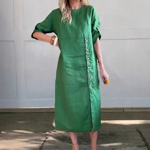 Elegante groene casual midi-jurk met ronde hals en decoratieve knopen aan de zijkant