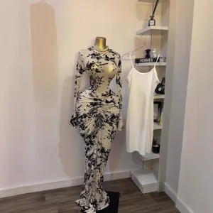 Elegante vestido largo de malla con flores flocadas y vestido interior blanco