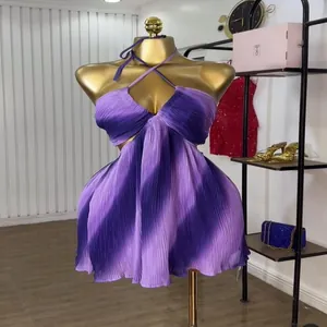 Detailansicht eines süßen lila plissierten Neckholder-Minikleides auf einer Schaufensterpuppe