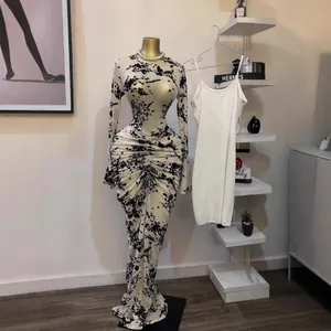 Vestido largo fruncido de malla floral de manga larga con forro blanco para mujer