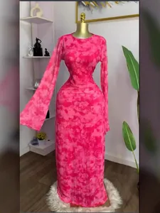 Vista completa dell'abito lungo rosa tie-dye con scollo rotondo su un manichino dorato.