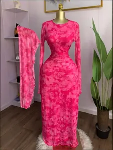 Vista completa dell'abito lungo tie-dye rosa con sciarpa coordinata su un manichino