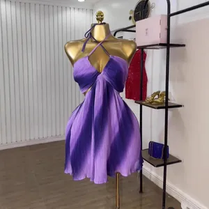 Detailansicht eines lila plissierten Neckholder-Kleides mit offener Rückenpartie