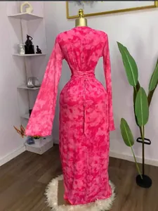 Vista posteriore dettagliata di un abito lungo rosa tie-dye con allacciatura in vita su un manichino.