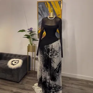 Élégante robe longue en tulle à manches longues avec imprimé abstrait d'encre noire