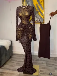 Vista detallada de un vestido largo de malla floral con fruncidos y combinación extra