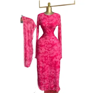 Abito lungo tie-dye rosa a maniche lunghe con un dettaglio di sciarpa leggera coordinata
