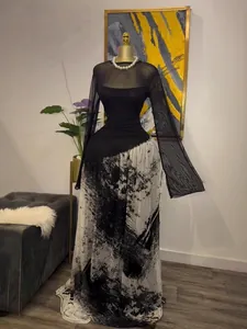 Robe élégante à manches longues en tulle noir et jupe plissée à imprimé abstrait