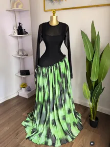 Robe longue élégante en tulle noir à manches longues et jupe plissée tie-dye vert