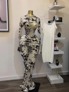 Elegante vestido de malla con flores negras y combinación interior blanca incluida