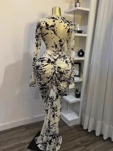 Elegante vestido largo de malla con manga larga, flores negras y detalle fruncido