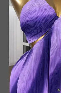 Elegantes lila plissiertes Bandeau-Kleid mit Ombre-Effekt und feinen vertikalen Falten