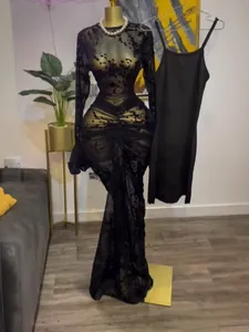 Elegante vestido maxi negro de manga larga en malla con flocado floral y forro interior