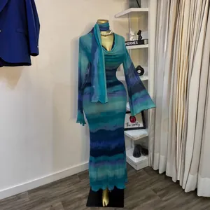 Vista dettagliata dell'abito lungo con stampa tie-dye blu e sciarpa lunga coordinata
