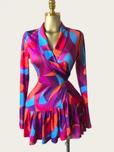 Vestito corto a pieghe con stampa astratta colorata, maniche lunghe e scollo a V incrociato.
