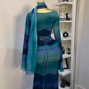 Vista posteriore di un elegante abito a maniche lunghe tie-dye con sciarpa abbinata